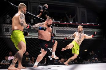 🎥 2 tegen 1: Eddie Hall wint Cage Fight met Powerbomb knock-out