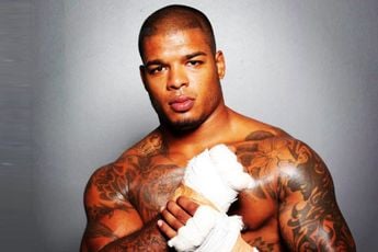 Tyrone Spong sloopt vechtersbazen 3 minuten lang | video