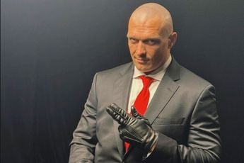 Usyk daagt Fury uit met bizarre 'Hitman' stunt