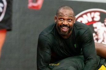 ZIEN! UFC-ster Jones traint zijn beruchte dodelijke wapen voor titelstrijd