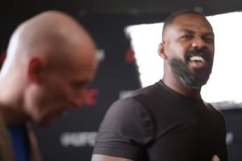 Irritante Fanboy: UFC-ster Jones loopt boos weg uit interview