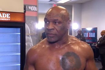 Blote kont Mike Tyson steelt de show: 'Trek een broek aan' (video)