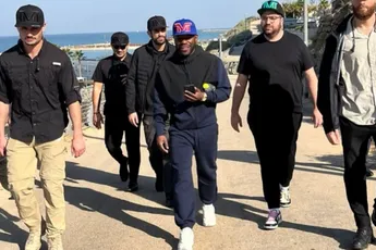 Boksicoon Floyd Mayweather aangevallen op straat - wat ging er mis?