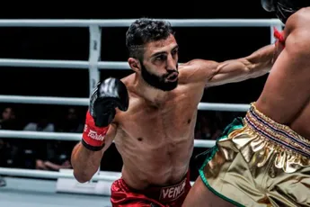BAM! Knock-out koning Petrosyan slaat keihard toe en vloert rivaal