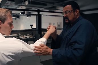 Steven Seagal: ‘Een vinger kan een groot man doen huilen’