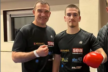 De nieuwe Peter Aerts? Zoon Marciano maakt korte metten met tegenstander