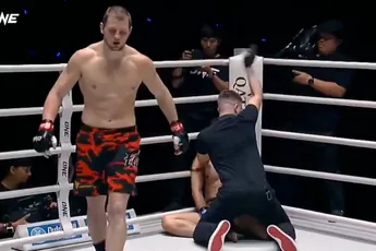 Ongekend! Kickbokser eist gevecht via rechtszaak en sloopt tegenstander