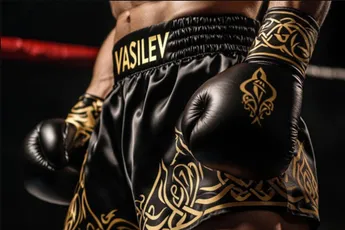 Iedereen valt! Deze kickbokslegende blijft slopen – genadeloze knockouts