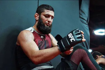 Iedereen slopen! UFC ster Khamzat verandert potje voetbal in chaos