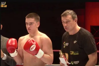 Nieuwe vechtmachine! Zoon K-1 legende Peter Aerts sloopt tegenstander – dit moet je zien!