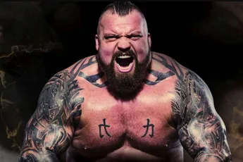 ZWAK! UFC-ster sloopt sterkste man Eddie Hall - 'geen schijn van kans'