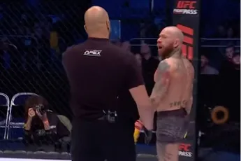 Da's klote! Fans woest na bizarre low blow reeks vechter bij Cage Warriors 187