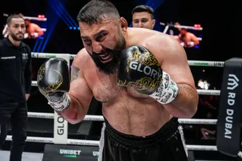 Mokerslag op Glory 99! Iraanse Hulk Azizpour sloopt rivaal Farcas