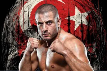 Turkse vechtrebel Gokhan Saki sloopte iedereen - zijn beste momenten!