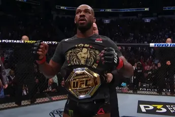 Jon Jones lijkt te stoppen, maar UFC houdt hem vast als kampioen