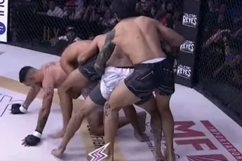 MMA-fans in shock: 2-tegen-2 gevecht eindigt in menselijke knoop!