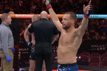 ‘Wat een beest!’ De Ridder sloopt Bo Nickal en daagt UFC-legende uit