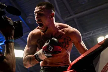 Spektakel! Thian de Vries pakt K-1 titel in recordtijd - sloopt rivaal Sattari