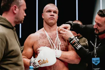 Uku Jurjendal vecht terug na brute trap Ben Saddik: 'Volgende week de ring in'