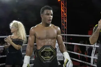 Bizar! Glory kickbokser Figi Landman sloopt tegenstander én kromme regels in Frankrijk