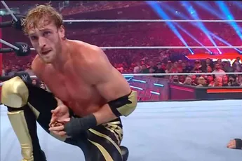 Logan Paul slaat met boksbeugel worstelaar keihard onderuit - live op tv!