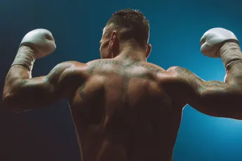 Hij begon met knokken voor bier – nu is hij een kickbokslegende