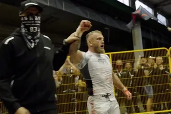 Oog kapot! MMA-prof Desmae verliest hard in illegaal gevecht zonder regels