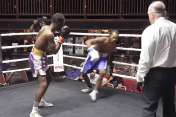 Zoon boksheld Holyfield sloopt tegenstander - bewijst dat boksen in het bloed zit