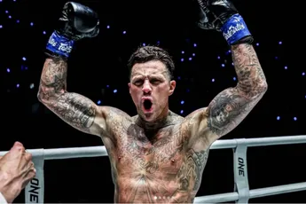 Nieky Holzken wint boks-thriller van tien rondes en kroont zich tot IBF kampioen