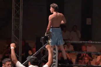 Boksbelofte Tony Jas sloopt met drie harde klappen knock-out machine - zo doe je dat!