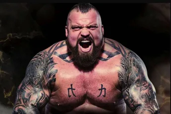 Eddie Hall slaat Poolse krachtpatser onderuit - vertelt hoe hij het deed