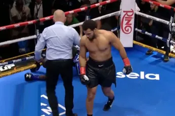 Boksheld Moses Itauma sloopt Dillian Whyte in 2 minuten - zaal ontploft