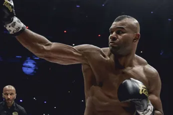 Vechtheld Overeem prikt vorkje met man die hem door TV sloeg - tijd heelt alles?