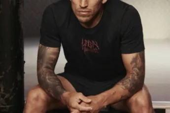 UFC ster in tranen: zijn levensverhaal wordt nu een film met The Rock