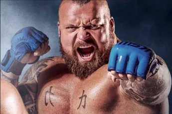 Sterkste man ter wereld Hall betreedt MMA-kooi voor megagevecht