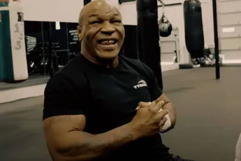 Mike Tyson slaat YouTube-ster MrBeast onderuit tijdens Netflix boksevent | video