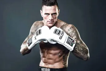 Kickboksicoon Nieky Holzken reageert op vertrekken Glory vechters - 'het ware gezicht'