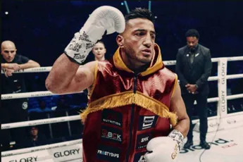 Glory-ster Tayfun Özcan traint met beenloze bokser: 'Wat is jouw excuus?'