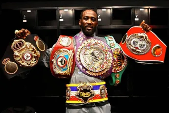 Boksheld Crawford maakt gehakt van UFC-ster: 'Fake vechter'