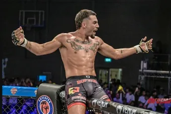 Heftig! Topkickbokser Thian de Vries deelt video over blessure en herstelplan