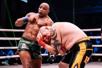 KIJK | Tijdloos vechtbeest Romero (48) sloopt tegenstander - nog lang niet klaar!