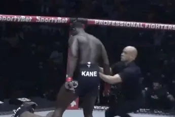 ZIEN! Publiek verstijft na keiharde knock-out: nu al beste van het jaar