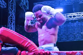 Knock-out! Jursly Vargas bevestigt naast Gradus Kraus zijn plek in NL-bokstop