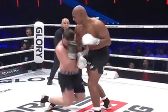 Glory 104! Levi Rigters stuurt Nasipov naar droomland met knietje op de kin