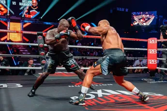 Melvin Manhoef krijgt slecht nieuws na verwoestend gevecht met Roy Meyer