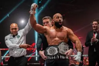 Anticlimax! Melvin Manhoef verliest keihard gevecht met Roy Meyer door nare blessure