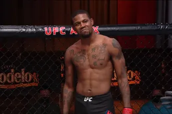 Zelfvernietiging! UFC-coryfee Kevin Holland maakt zichzelf met de grond gelijk!