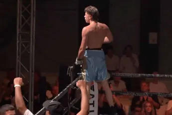 Bokssensatie Tony Jas wint op knock-out in Carré en droomt groots