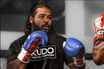 Vechticoon Spong hakt de knoop door: wie is de beste UFC-kickbokser ooit?