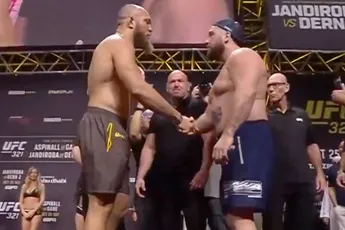 Geen grap! UFC vechter hangt afgehakte voet om zijn nek bij weging